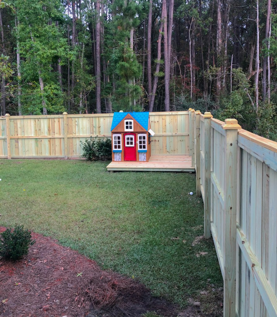 fence_sc_6ft_wood_privacy_with_play_house